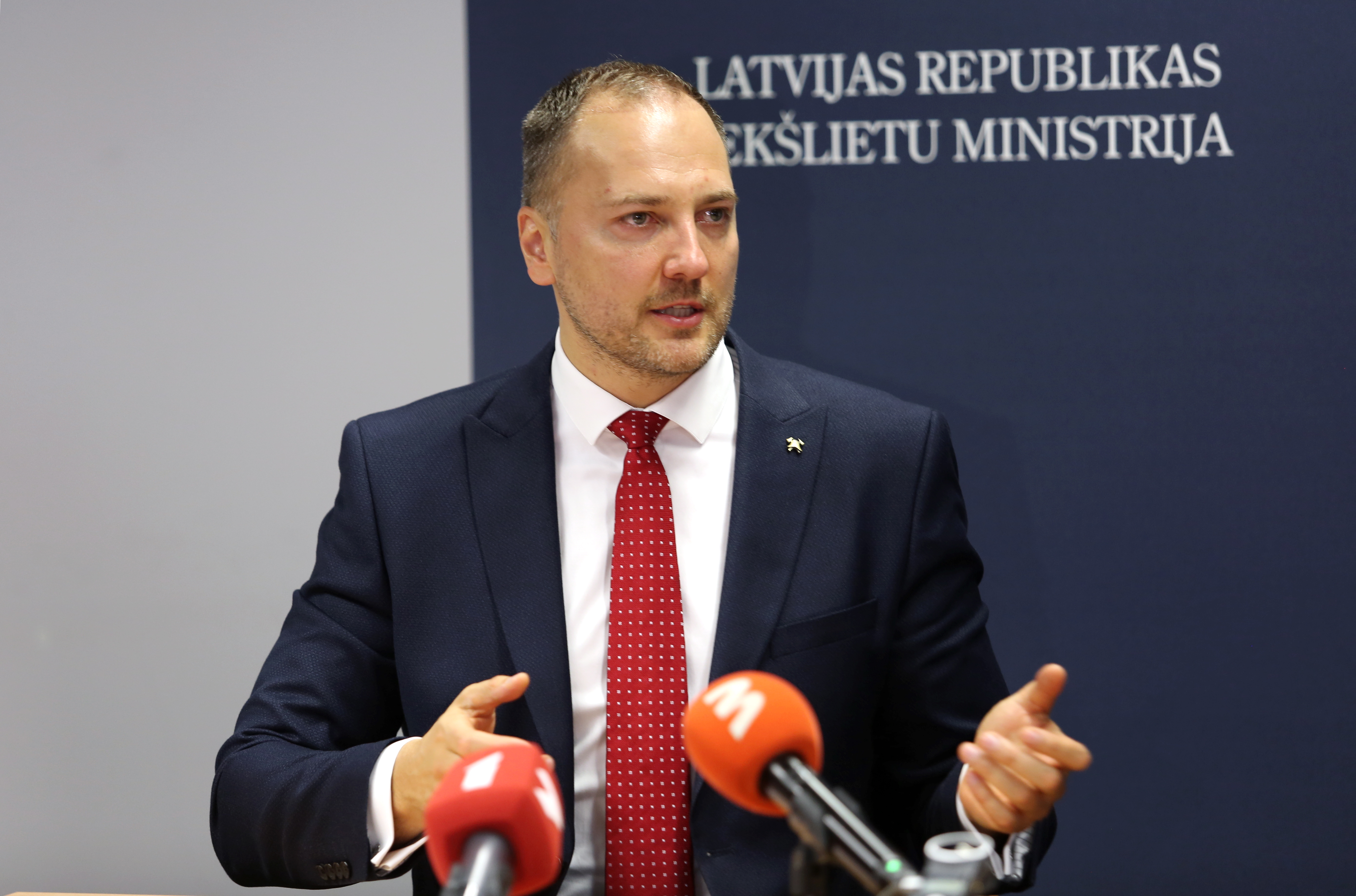 Ģirģens aicina sabiedrību pārdomāt savus ikdienas paradumus pandēmijā un nevērst dusmas uz policiju Ģirģens aicina sabiedrību pārdomāt savus ikdienas paradumus pandēmijā un nevērst dusmas uz policiju