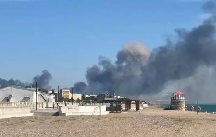 Unian: в Крыму — взрывы на военном аэродроме. Отдыхающие спешно покидают окрестности Евпатории (видео) Unian: в Крыму — взрывы на военном аэродроме. Отдыхающие спешно покидают окрестности Евпатории (видео)