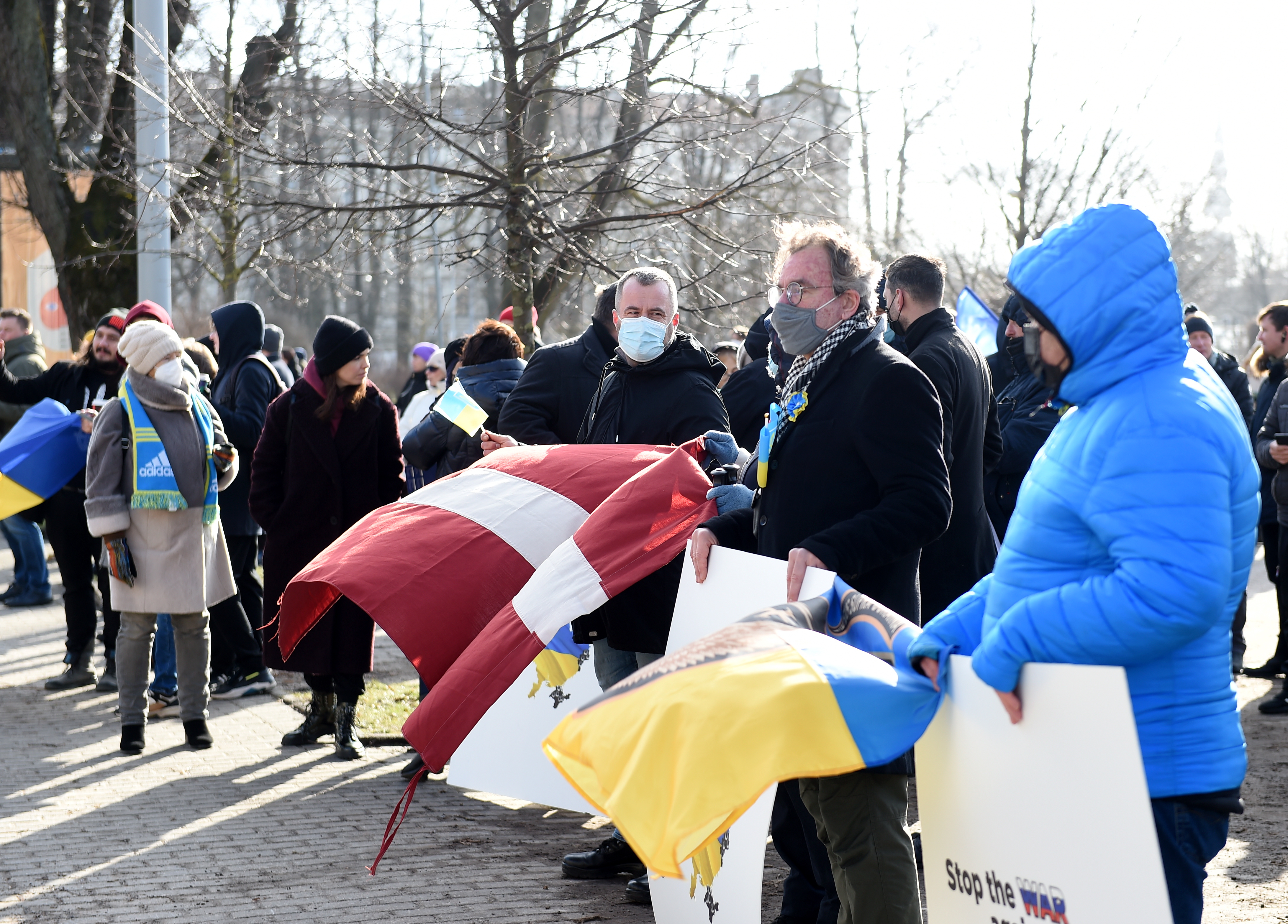 Особым распоряжением разрешили пикеты и концерты в поддержку Украины