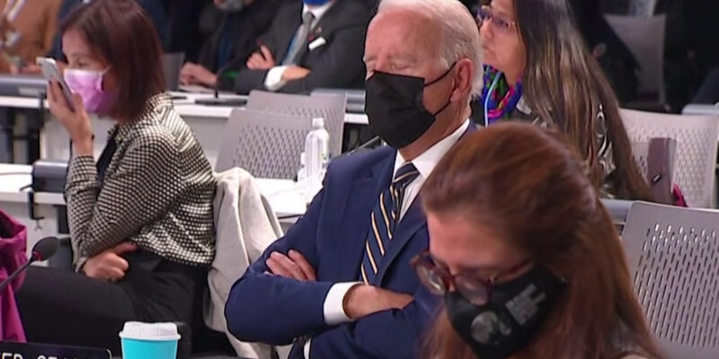"Сонный Джо". Президент США задремал на саммите в Глазго "Сонный Джо". Президент США задремал на саммите в Глазго