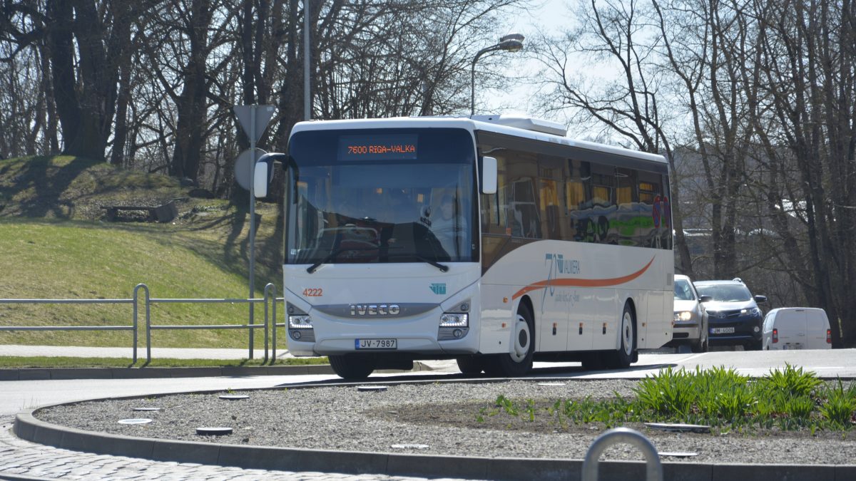 Количество пассажиров междугородних автобусов сократилось примерно на треть Количество пассажиров междугородних автобусов сократилось примерно на треть
