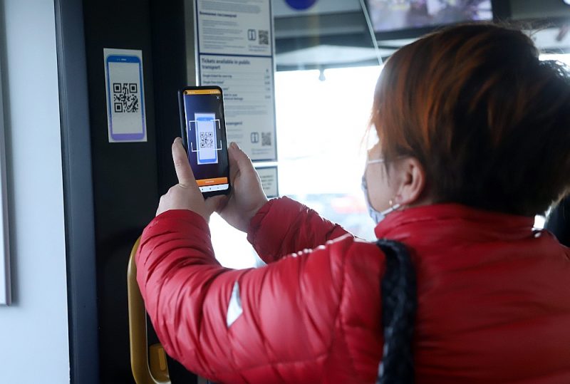 Билет на столичный общественный транспорт уже второй день нельзя купить в телефоне