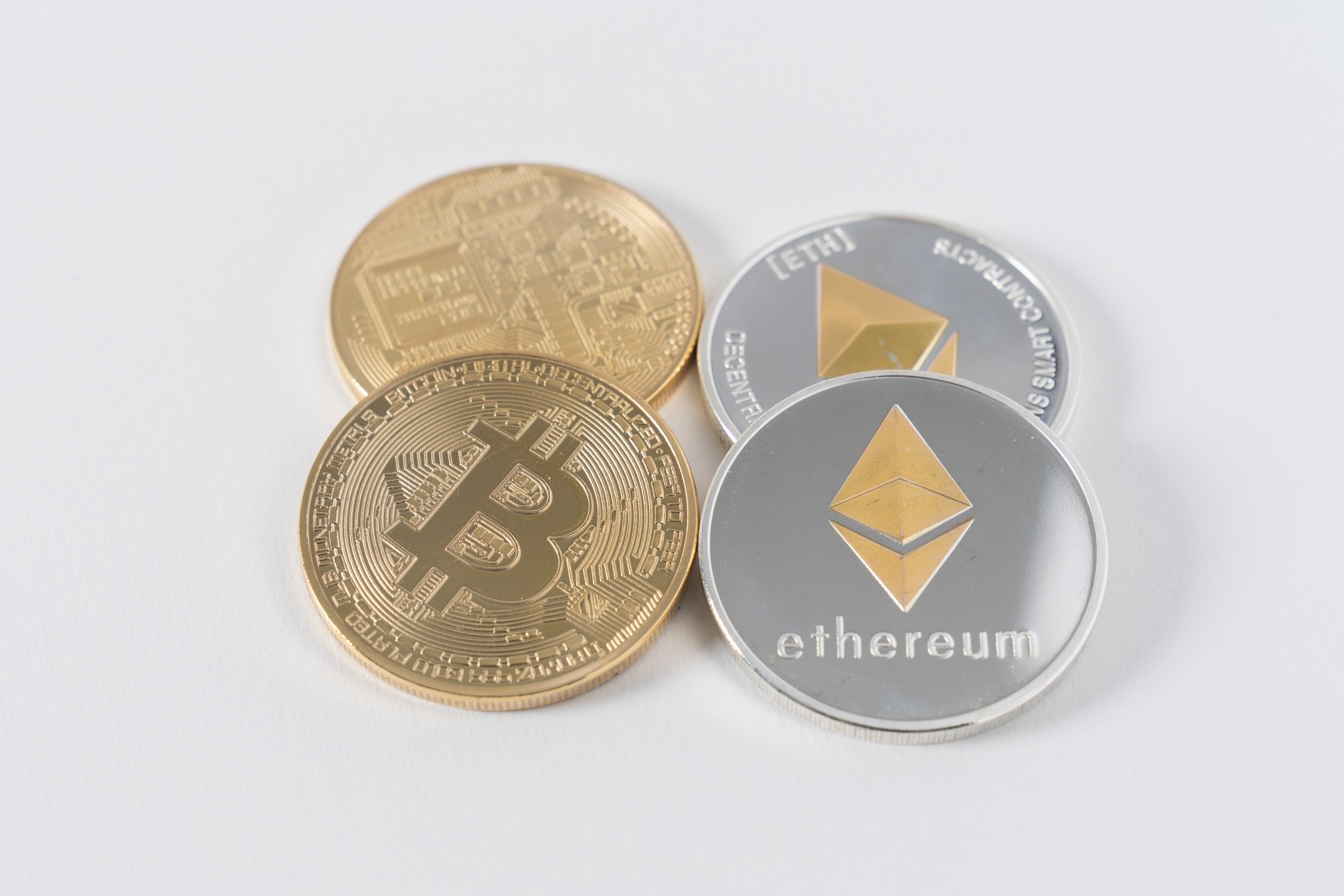 Volstrītā veiksmīgi debitējusi kriptovalūtas platforma "Coinbase"