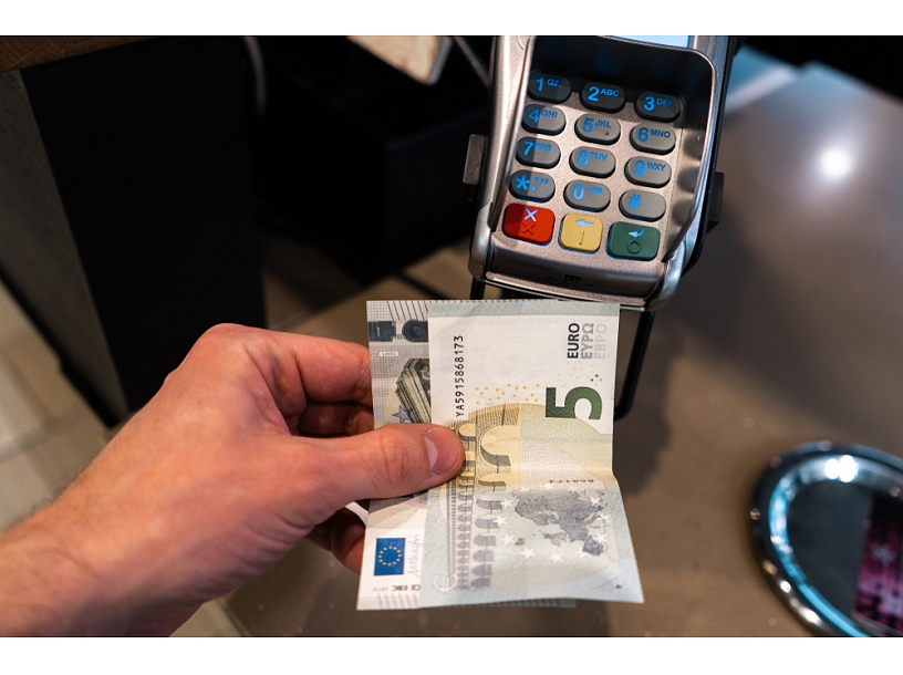 Торговцы с оборотом более 50 000 евро обязаны ввести безналичный расчет