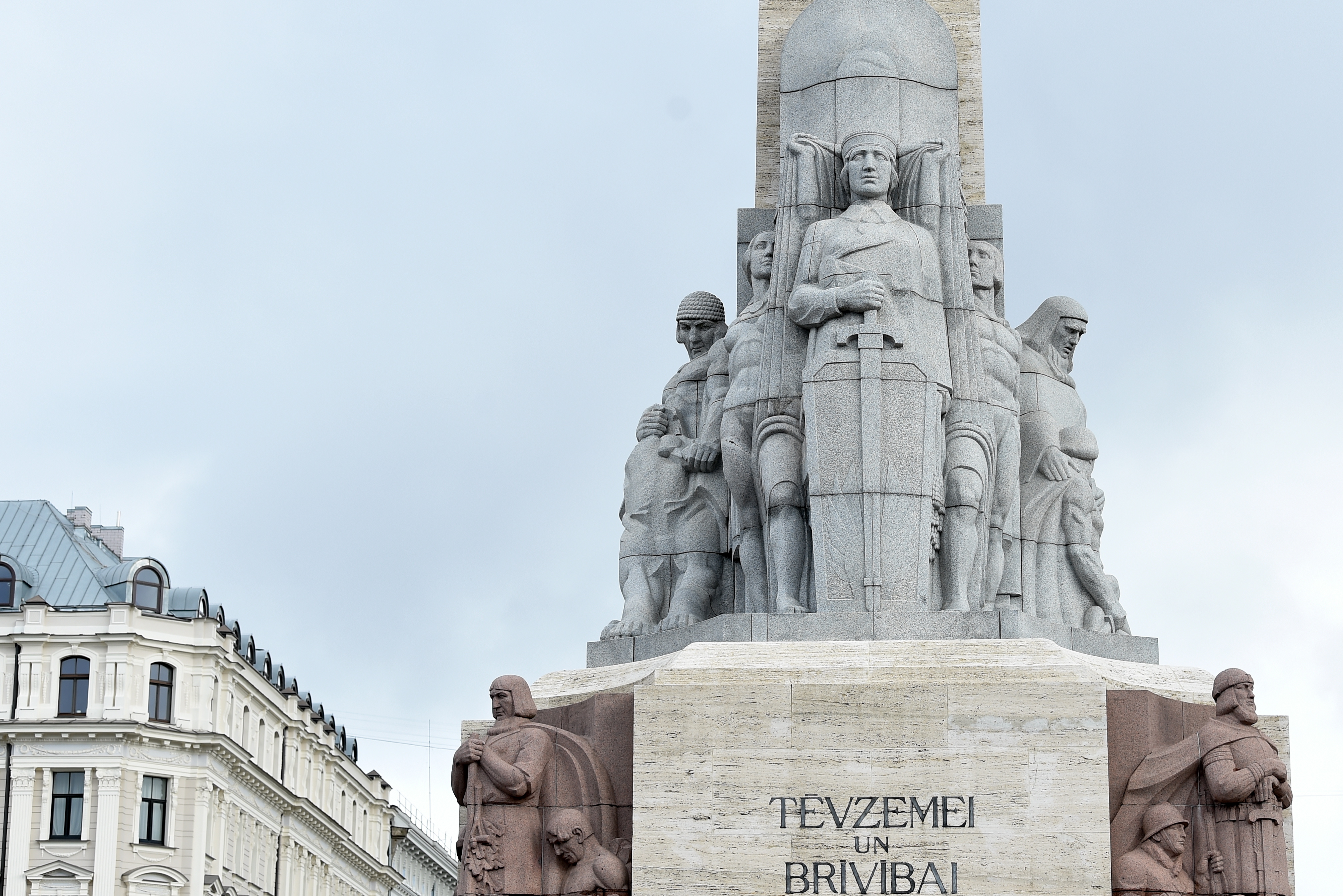 Памятник Свободы подсветят по инициативе экс-президента и за деньги рижан