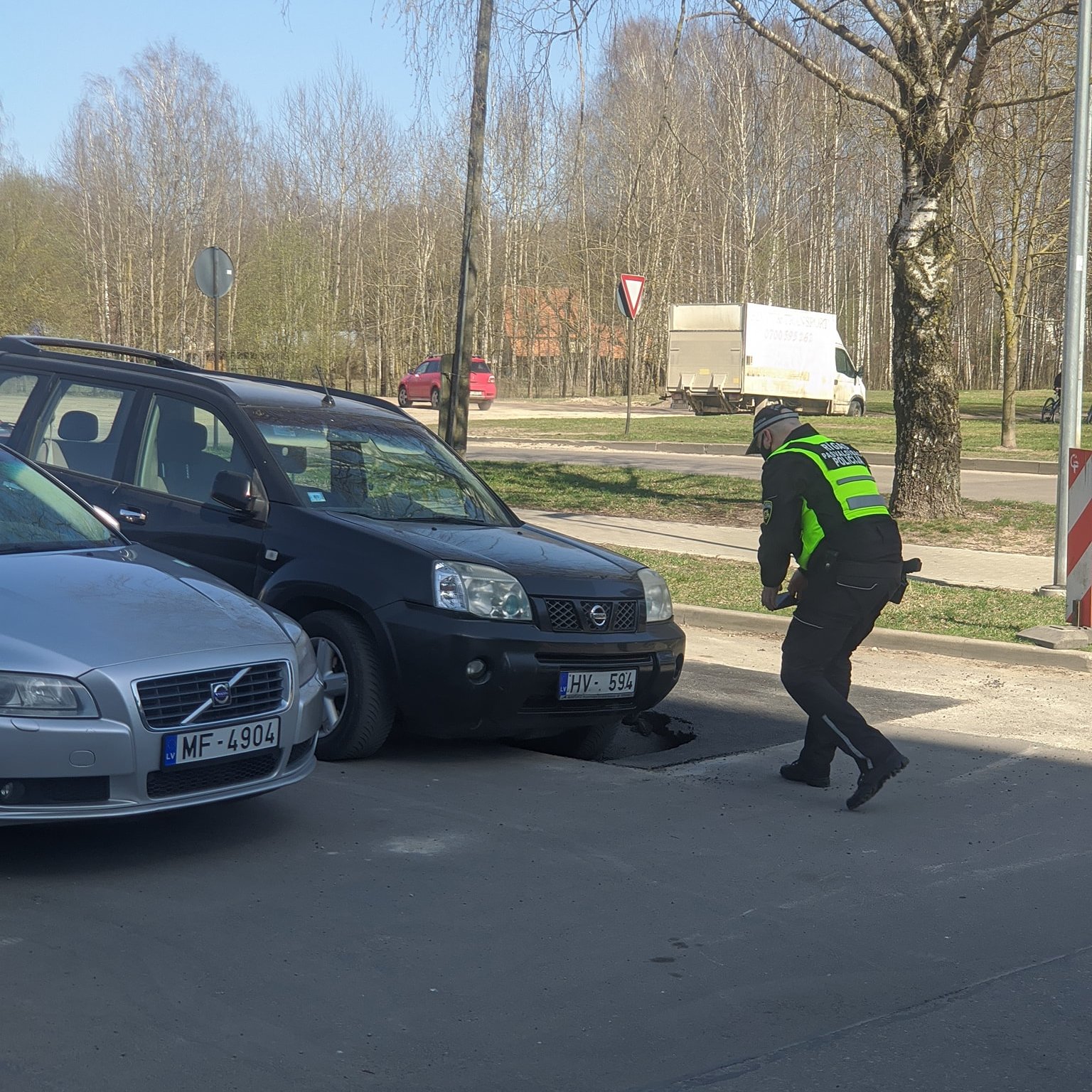 В Пардаугаве снова образовалась яма, которую залатали за 18800 евро В Пардаугаве снова образовалась яма, которую залатали за 18800 евро