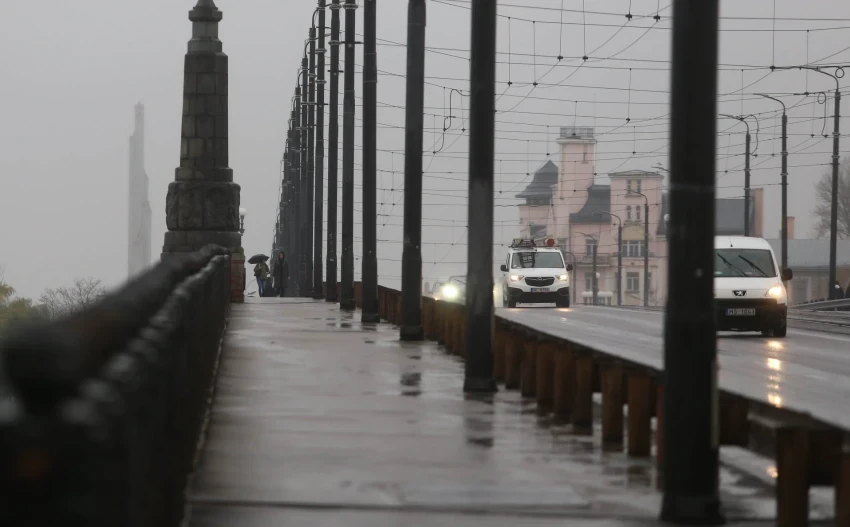 Аварийная бригада Rīgas satiksme предотвратила самоубийство на Каменном мосту