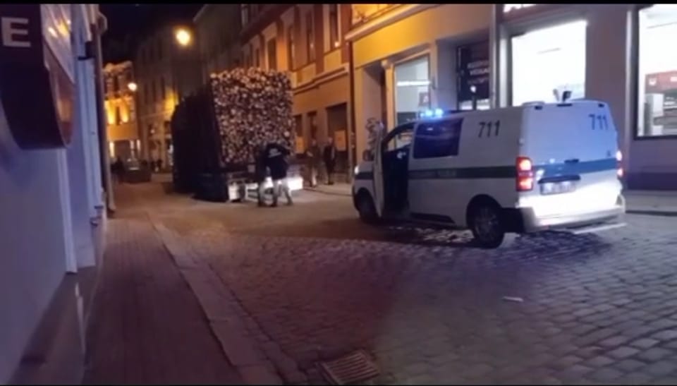 В Старой Риге заблудился лесовоз