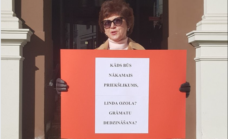 В защиту памятника Пушкину, Наталья Абола вышла на одиночный пикет