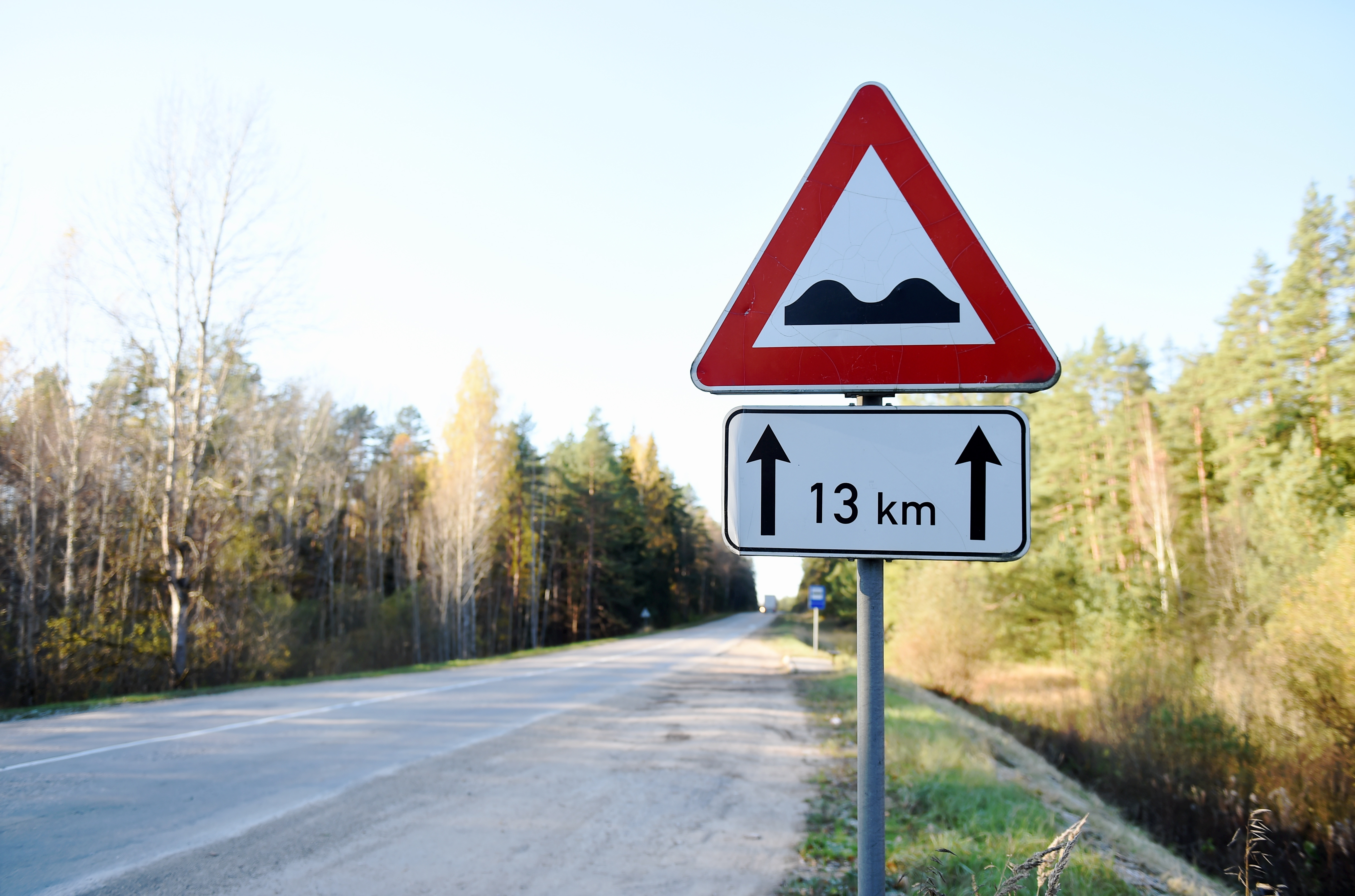 Vidzemē un valsts centrālajos rajonos apledo autoceļi