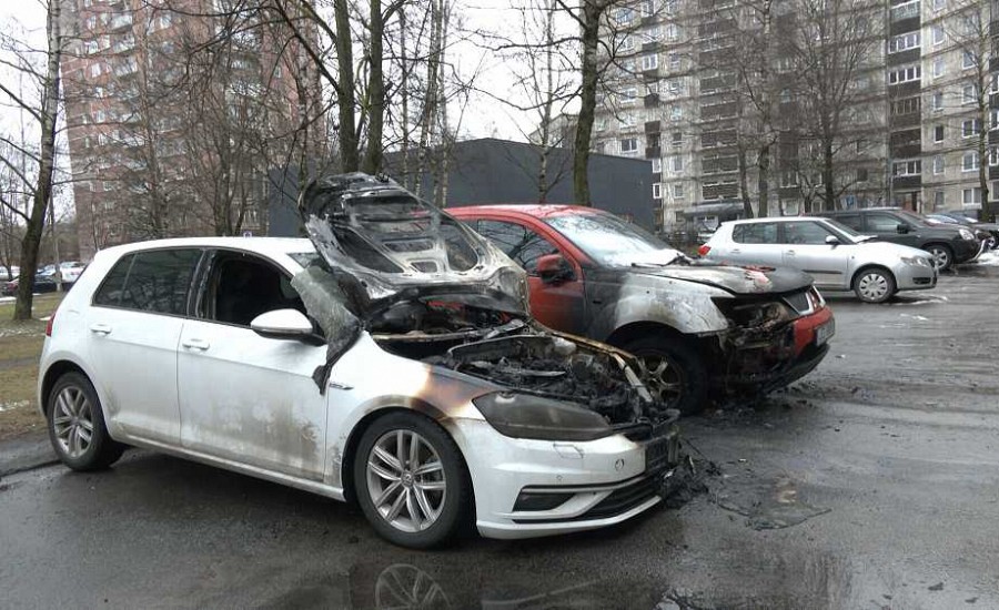 В Пурвциемсе сгорели две машины: "Пока выбежал во двор... Все было кончено"