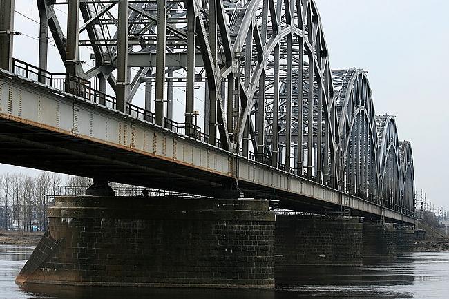 Железнодорожный мост разрушается, камни повреждают машины