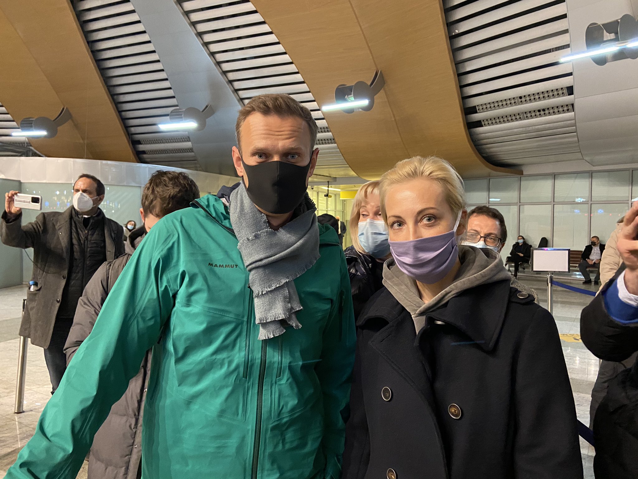 Алексей Навальный задержан в аэропорту. Его сторонники тоже задержаны, но в другом