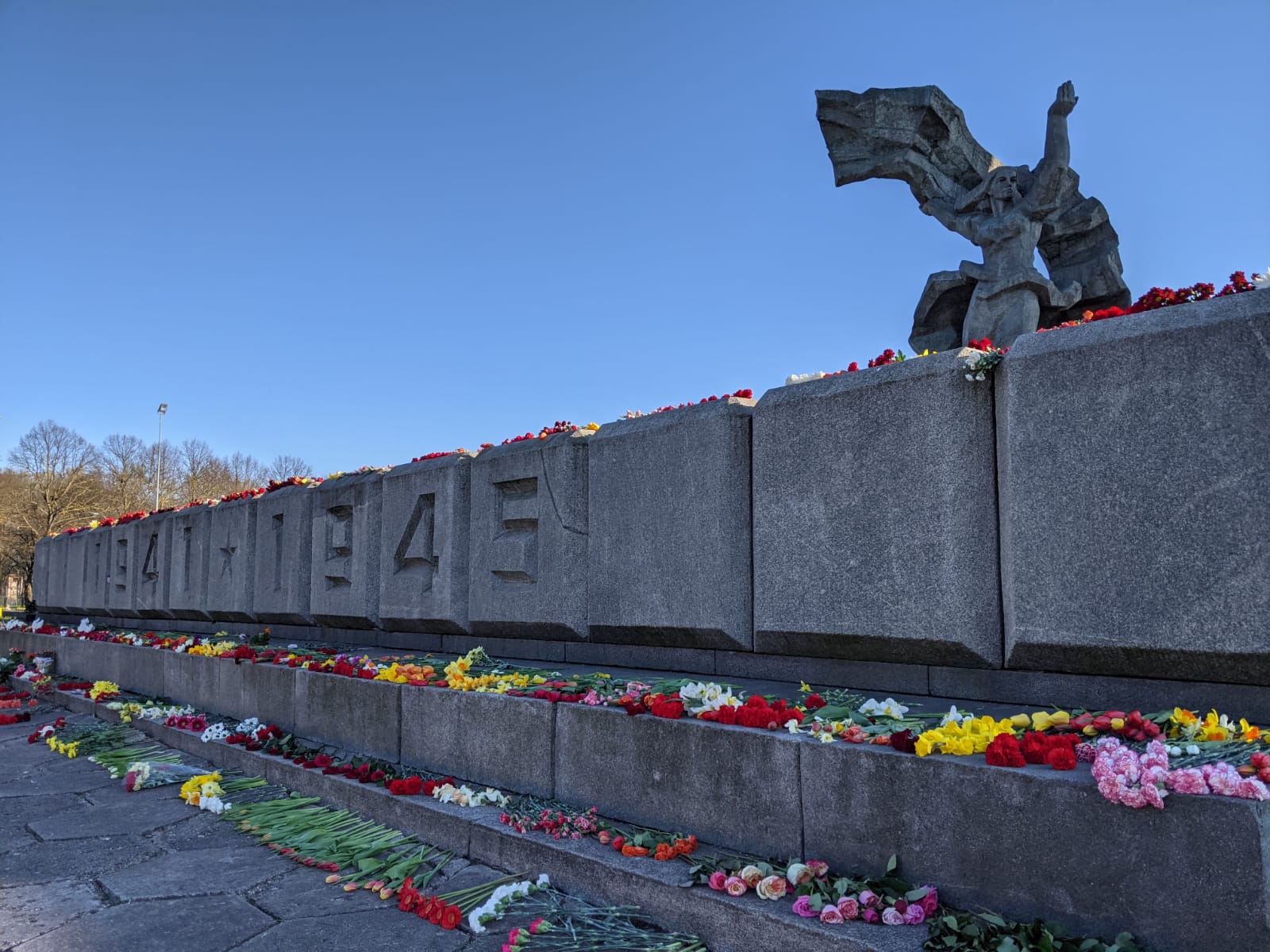 Площадь в парке Победы разграничена барьерами, полиция уже дежурит (фотогалерея)