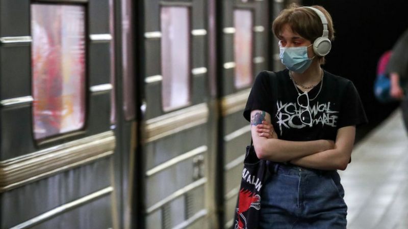 Коронавирус в России: эффективность "Спутника", ограничения в транспорте и магазинах