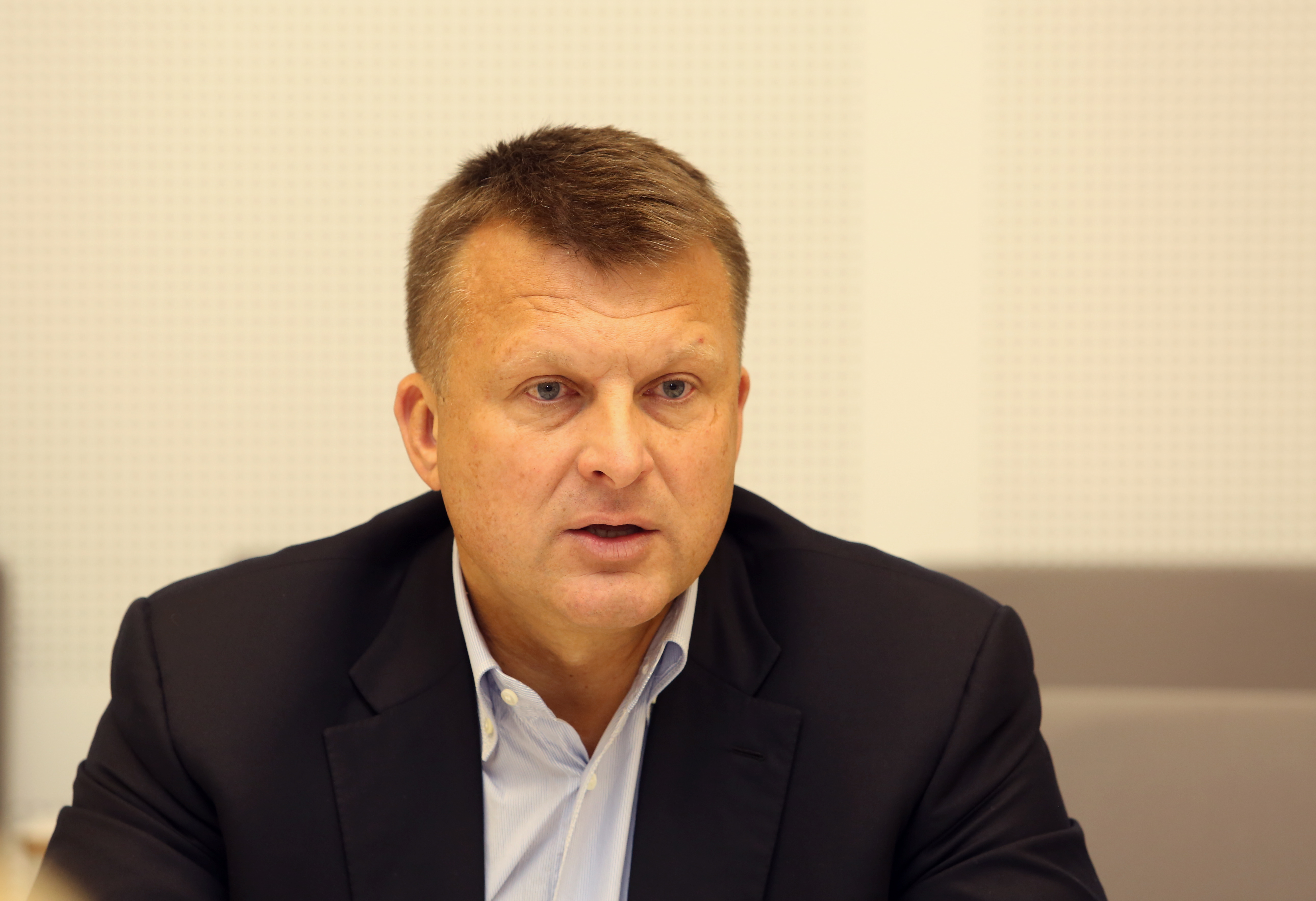 Шлесерс выпустил газету “Латвия - на первом месте!”. И показал лица своей новой партии Шлесерс выпустил газету “Латвия - на первом месте!”. И показал лица своей новой партии