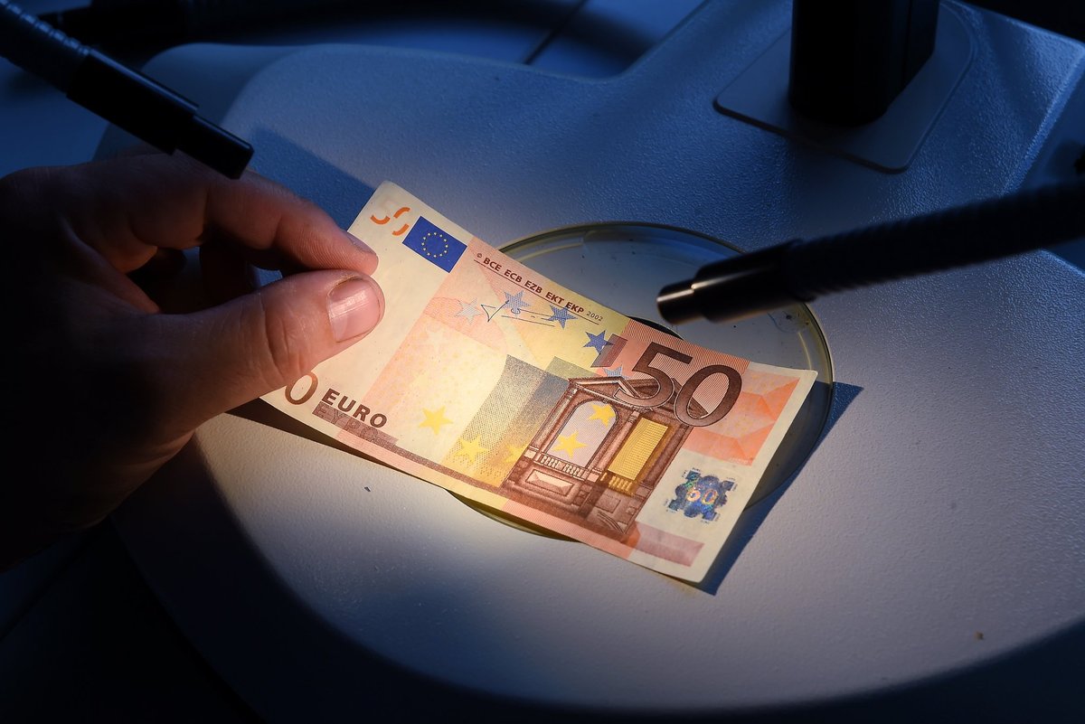 Latvijā konstatēto eiro naudaszīmju viltojumu skaits pērn samazinājies par 20%
