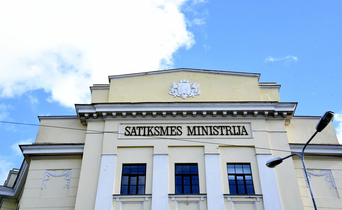 Švinka: SM reorganizācijas jautājumā patlaban neplāno darbinieku atlaišanu
