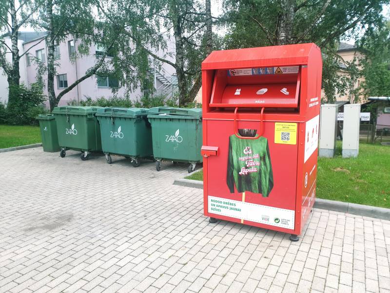 «Желающих очень много»: по всей Латвии установят новые контейнеры для сортировки текстиля