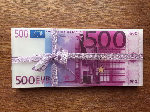 Начинается выплата родителям по 500 евро на ребенка