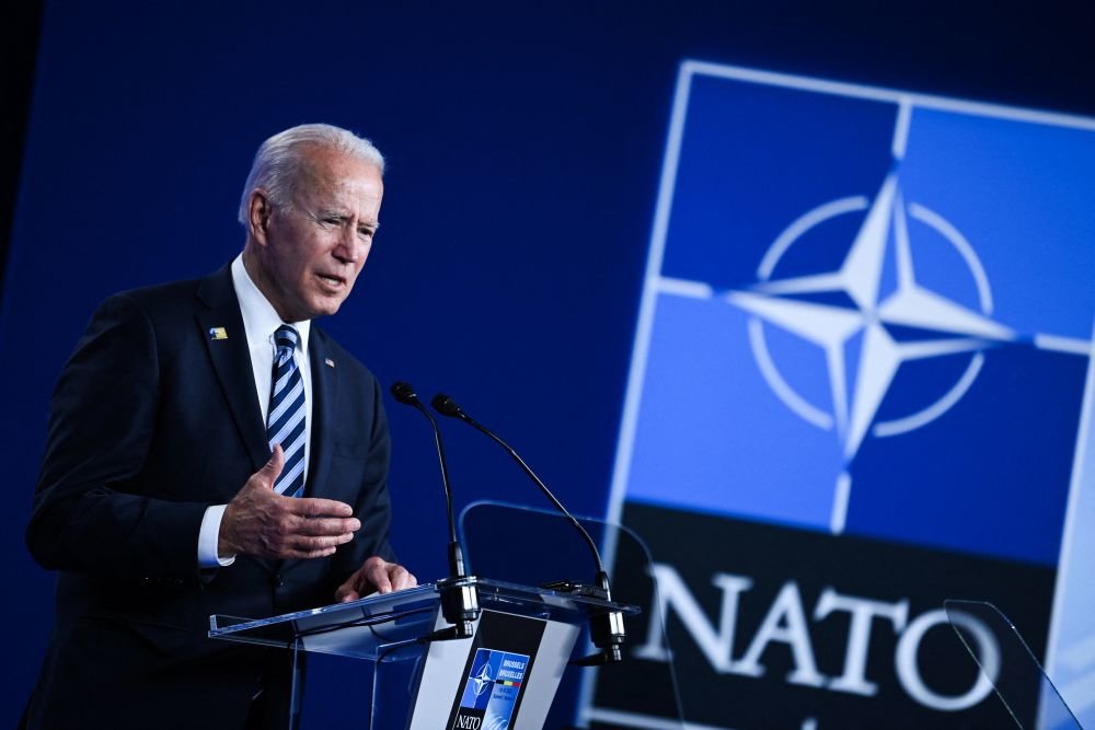 Байден объявил о первом пакете санкций против России и отправке сил США в Балтию