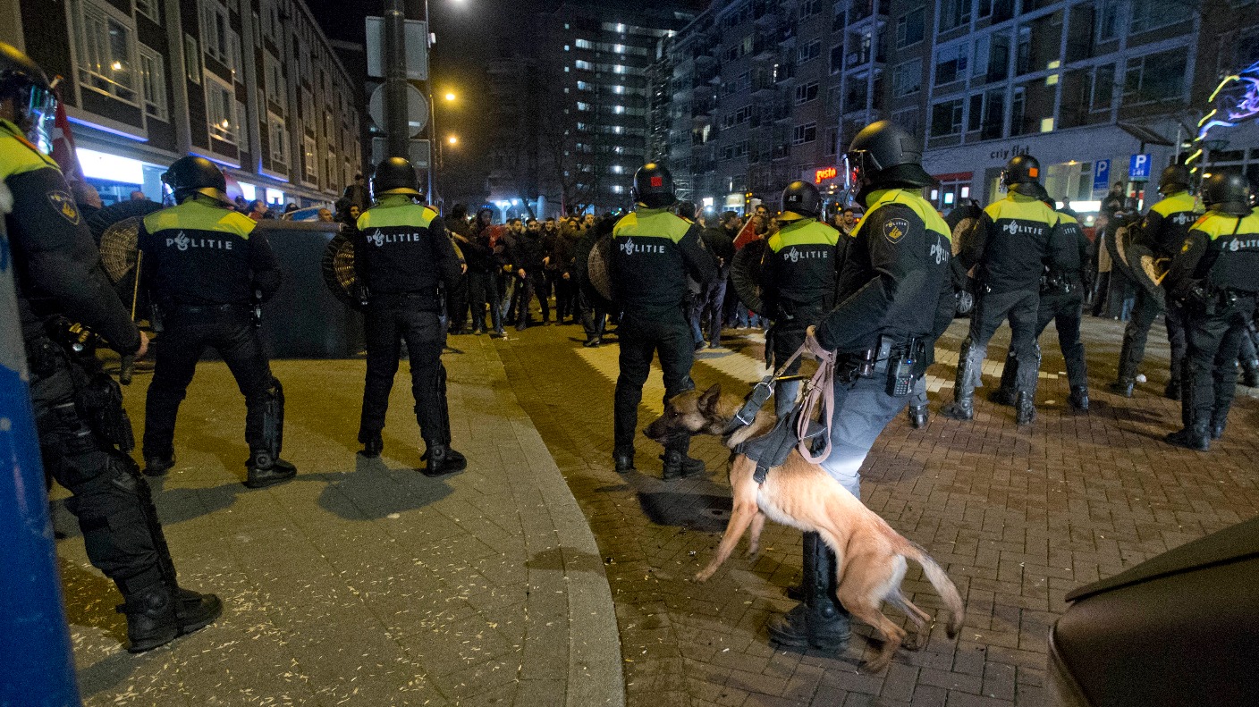 В Нидерландах вторая ночь протестов - 70 человек арестованы