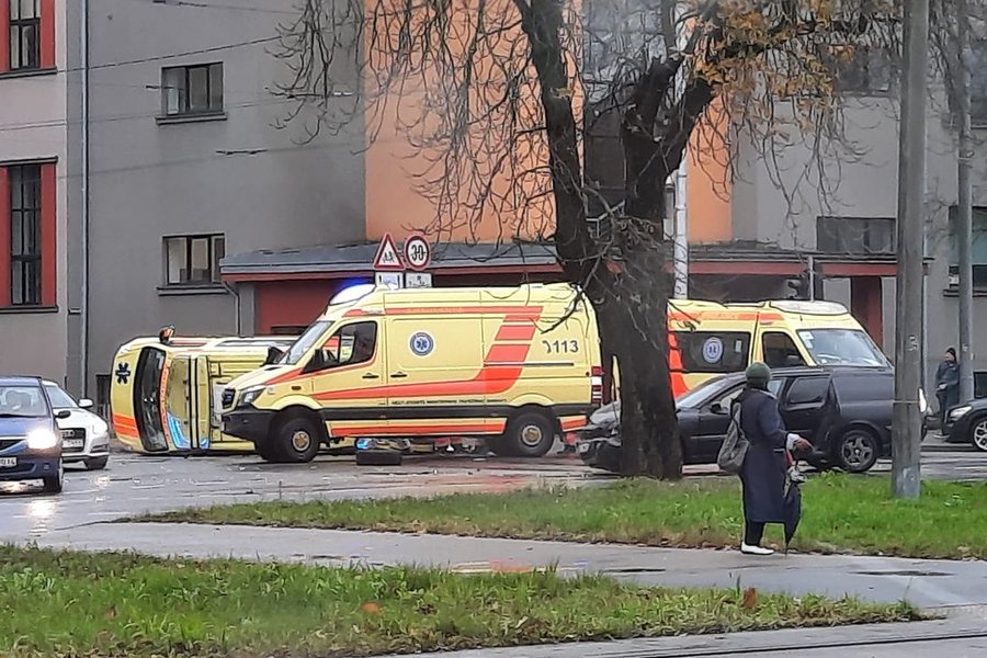 "Скорая помощь" попала в аварию и опрокинулась у Ботанического сада