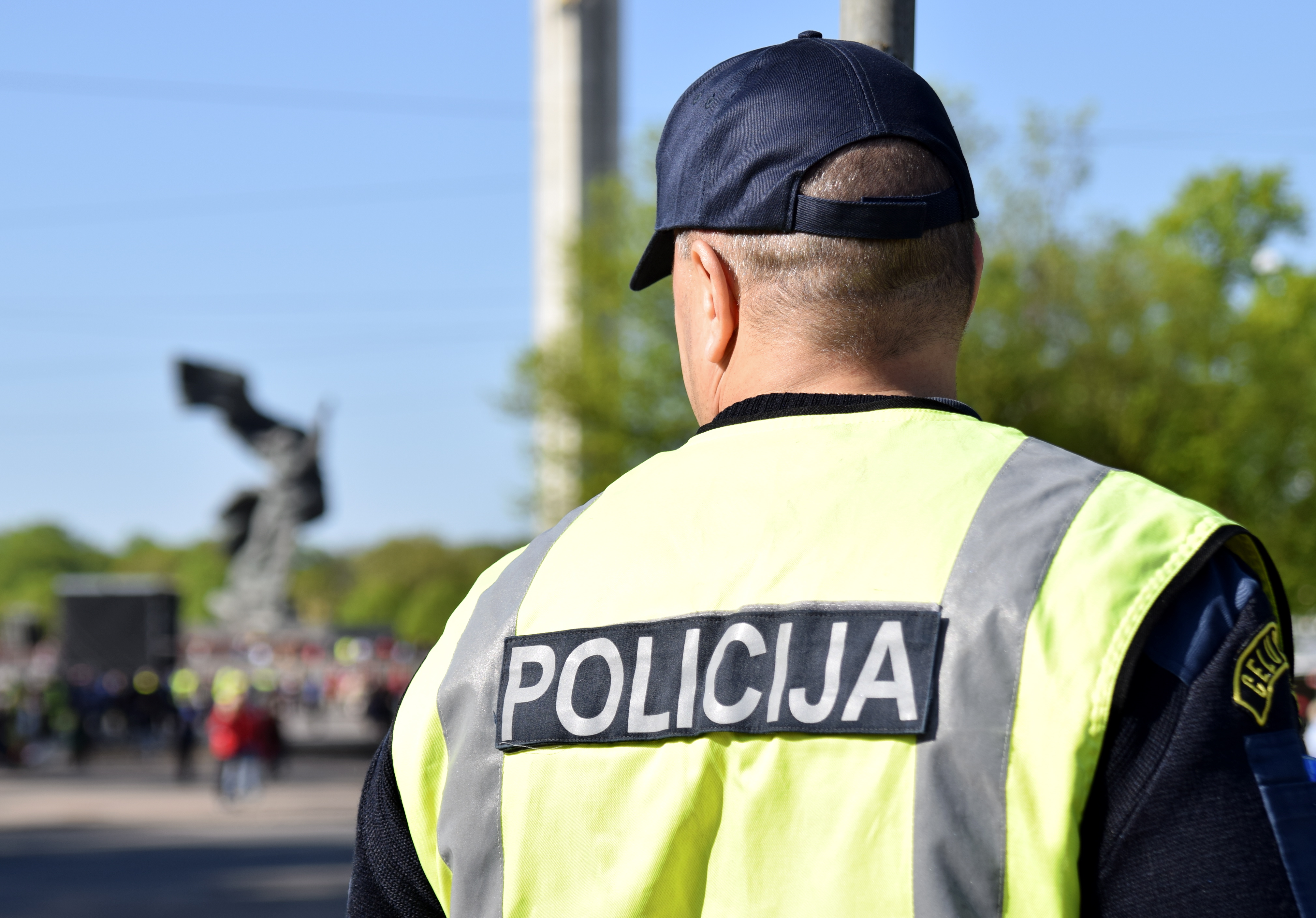 Par tīšu smaga miesas bojājuma nodarīšanu meklē izteikti agresīvu un, iespējams, bruņotu jaunu vīrieti