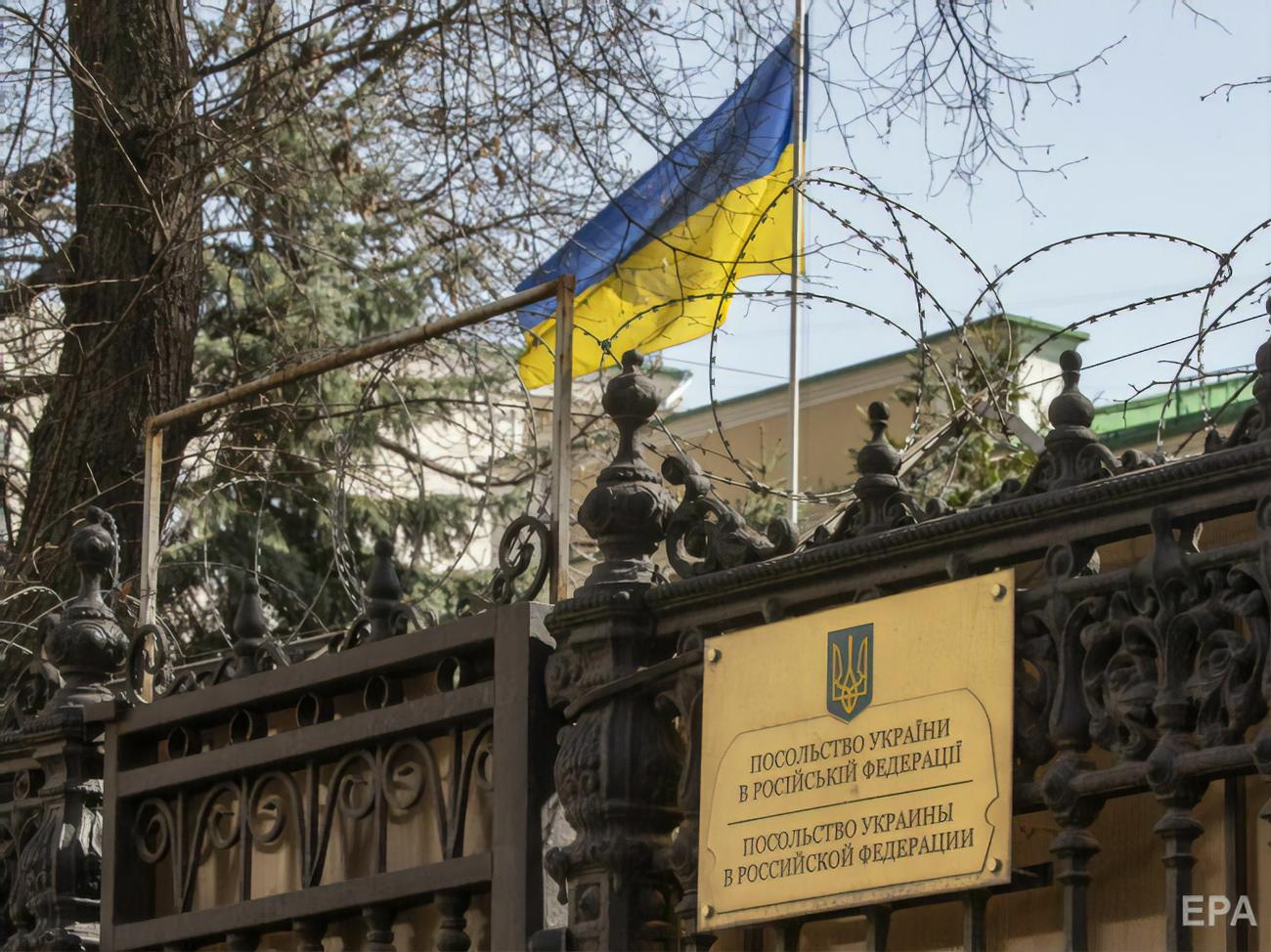 Киев отменит консульские услуги для мужчин за рубежом Киев отменит консульские услуги для мужчин за рубежом
