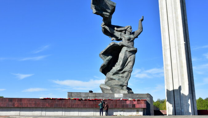 Памятник Освободителям порежут на кусочки. Но взрывать не станут Памятник Освободителям порежут на кусочки. Но взрывать не станут