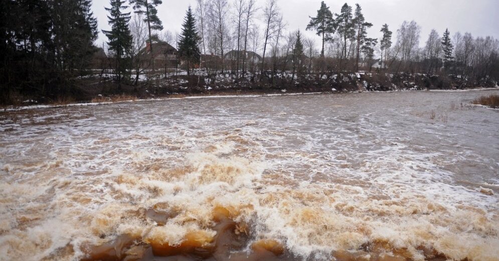 Уровень воды в реках продолжает подниматься