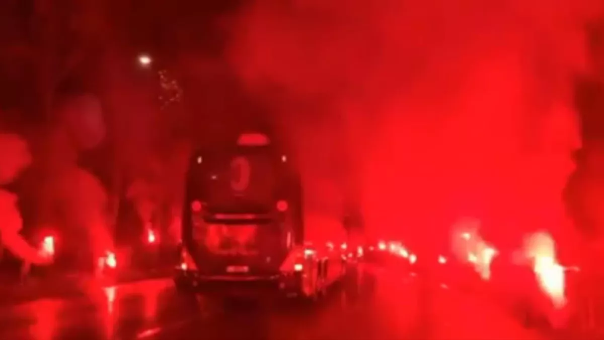 Болельщики подожгли Милан за победу в 14-ом туре Болельщики подожгли Милан за победу в 14-ом туре