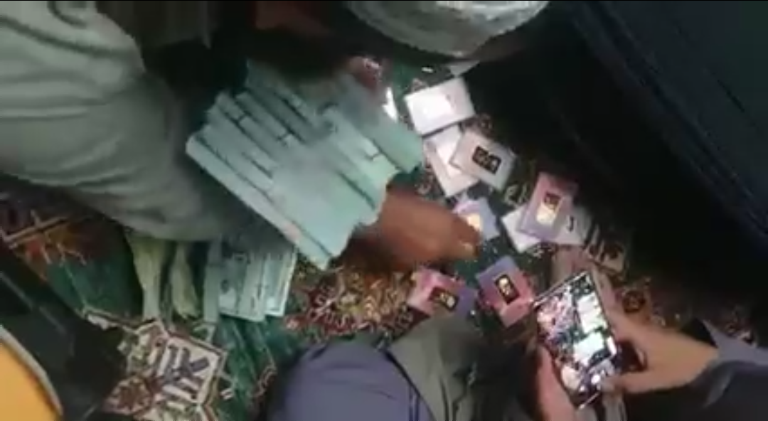 Талибы показали золотые слитки вице-президента Афганистана