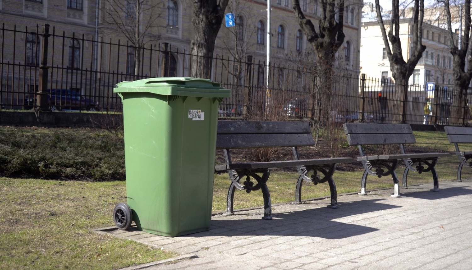 В рижских парках установили большие мусорные контейнеры