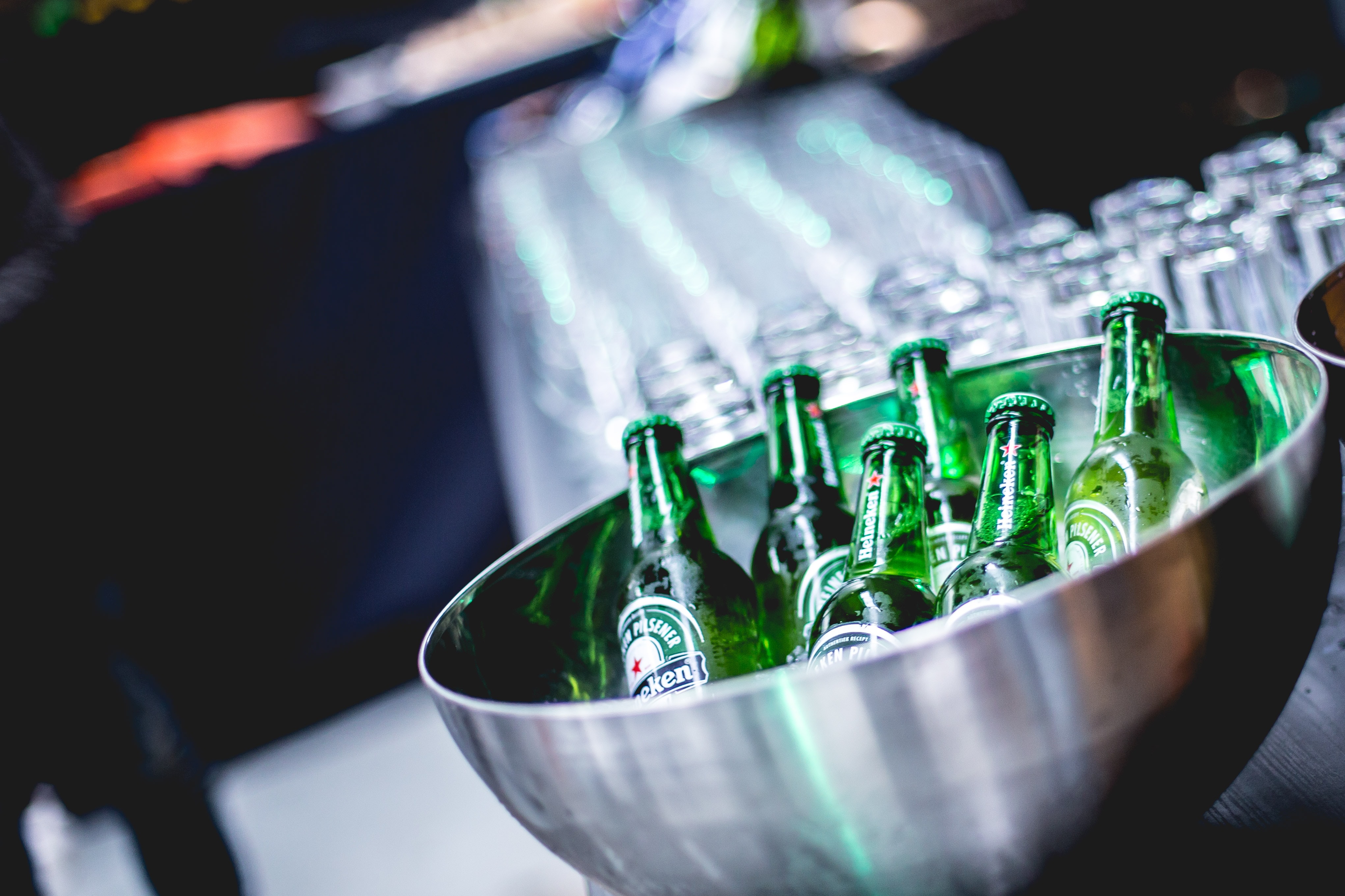"Heineken" likvidēs 8000 darbavietu