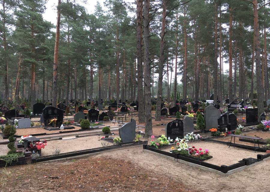 На Новом Болдерайском кладбище — захоронения в проходах и поверх старых могил