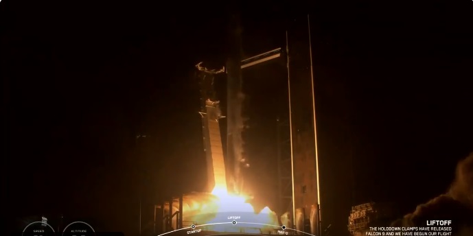 SpaceX впервые отправила на орбиту полностью гражданский экипаж