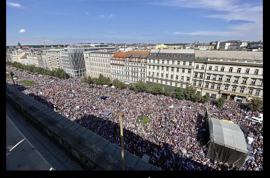 Масштабный митинг в Праге: протестующие потребовали от властей занять нейтральную позицию по Украине