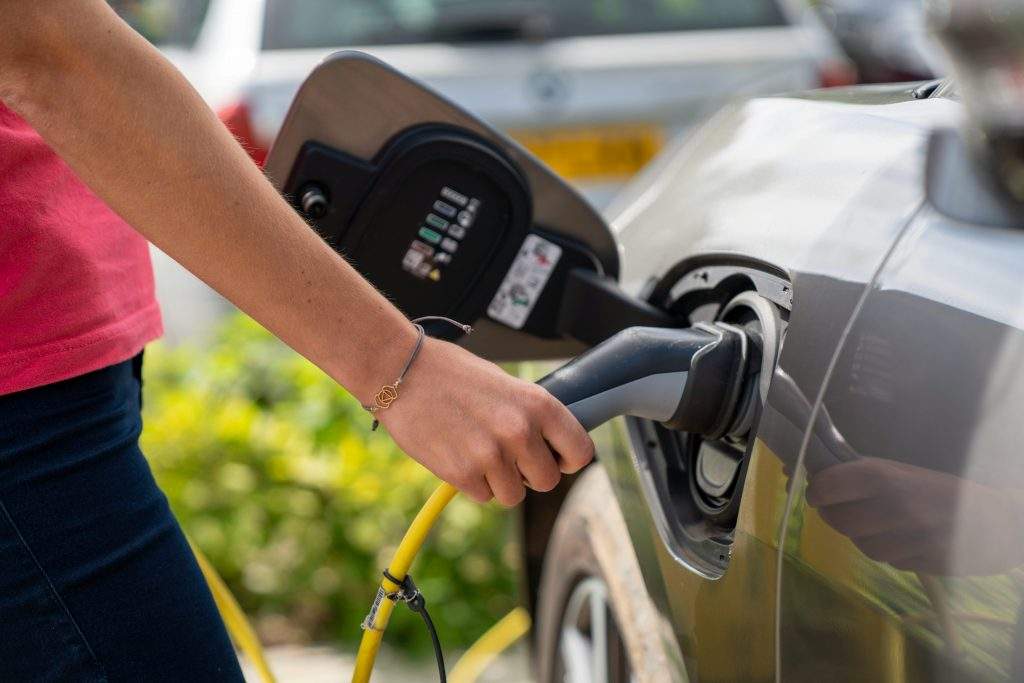 KP šobrīd nav saskatījusi elektroauto tirgotāju darbībās negodprātīgu rīcību
