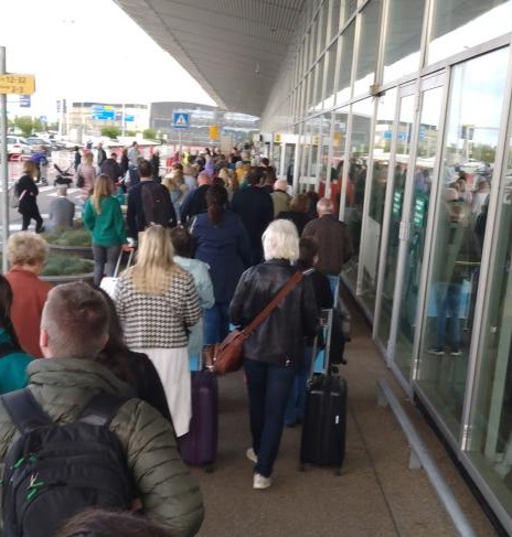 В европейских аэропортах длинные очереди