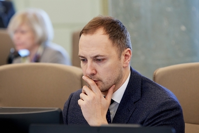 Гиргенс получил счет за электричество и требует менять Конституцию
