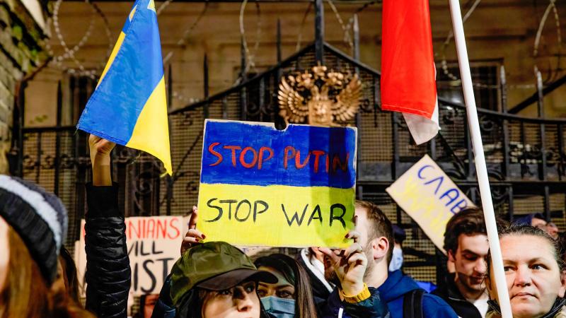 Трюфели, премиум-авто и энергетика: что в 4-м пакете санкций ЕС против России