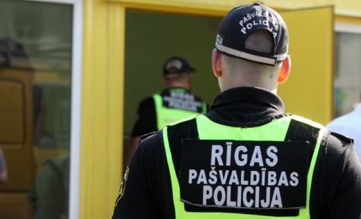 Полиция задержала в Старой Риге дебошира, устроившего целое представление  (ВИДЕО)