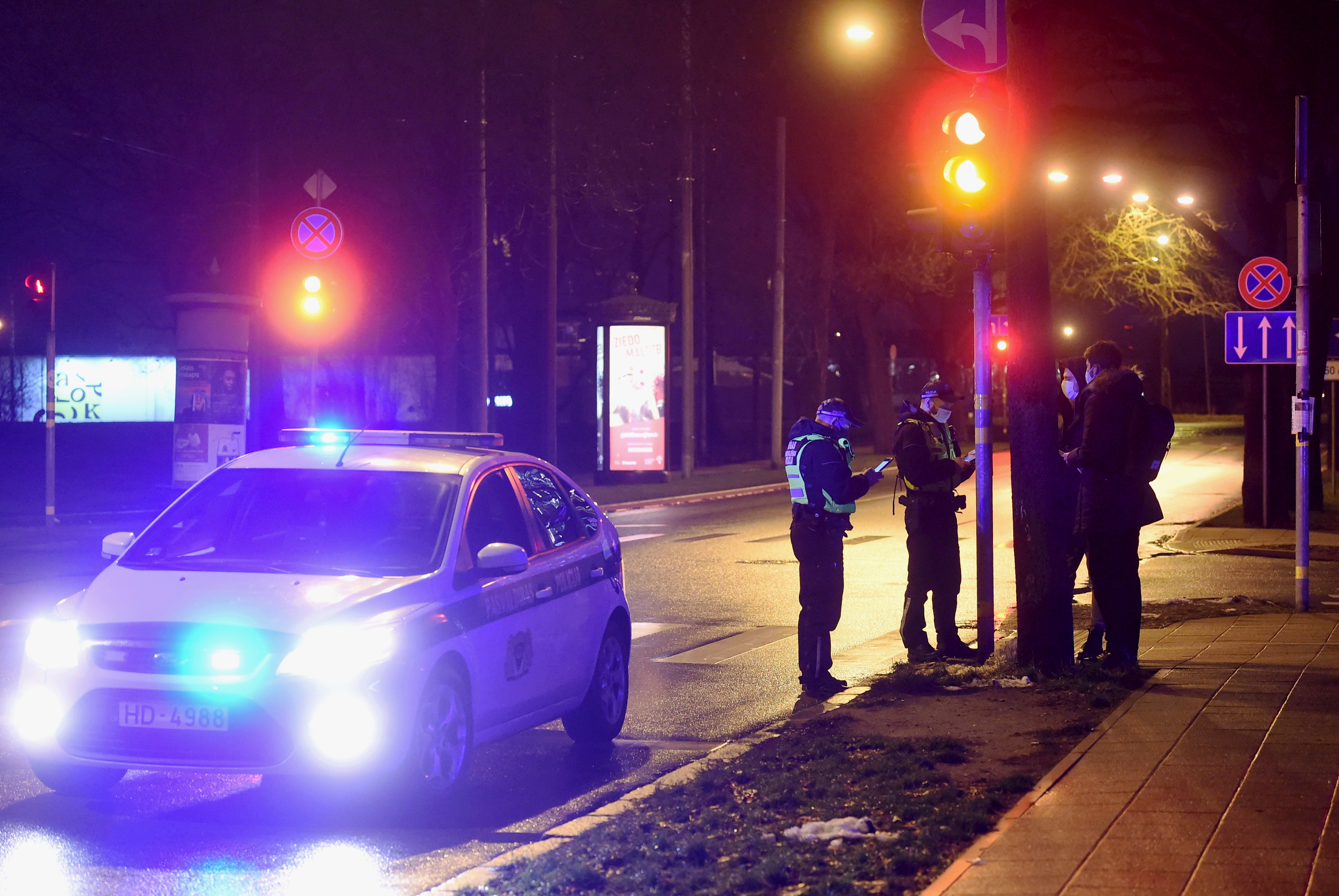 Autovadītājs saņem 300 eiro sodu par vairāku mājsaimniecību pārstāvju pārvadāšanu savā auto