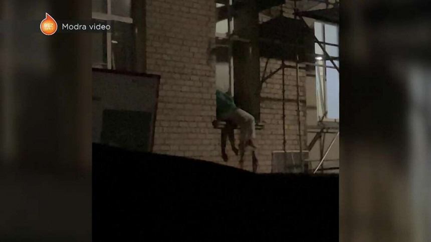 Случай в "Бикерниеки": медсестра и санитарка вылезли в окно Случай в "Бикерниеки": медсестра и санитарка вылезли в окно