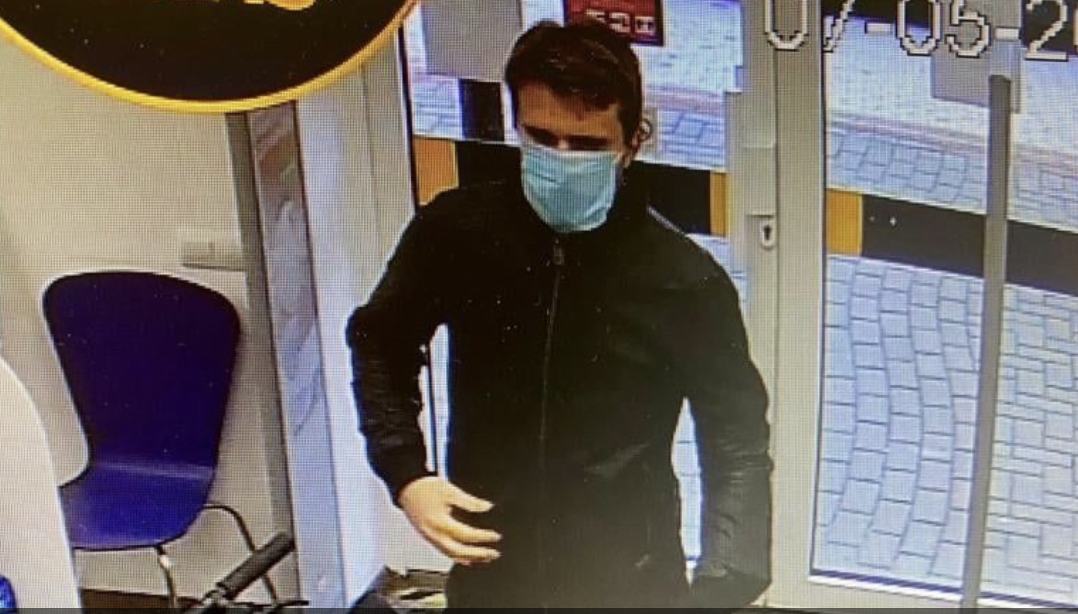 Полиция разыскивает мужчину по подозрению в ограблении аптеки
