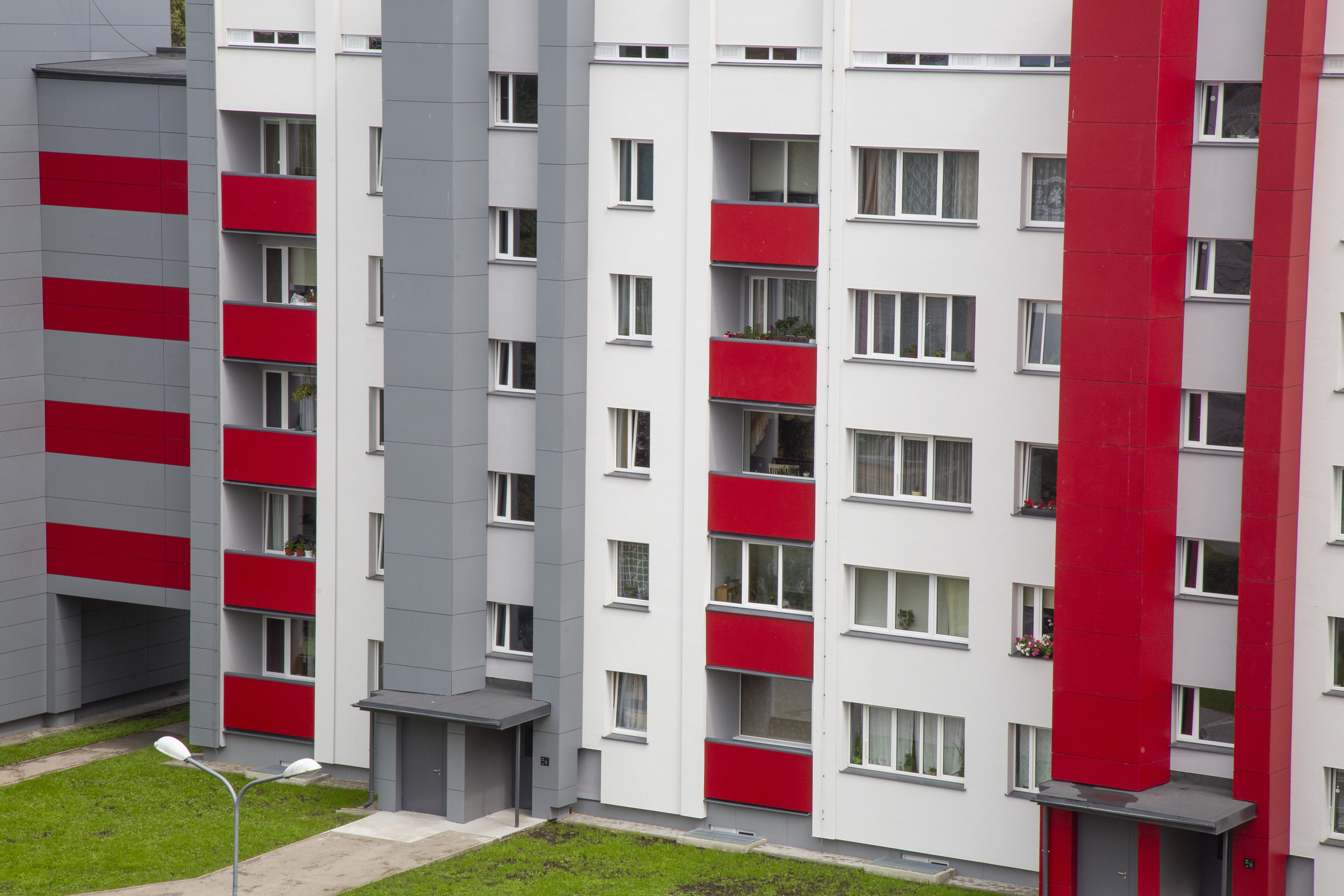 Latvijā šogad novērots neliels mājokļu cenu kritums, kamēr Lietuvā un Igaunijā cenas kāpj