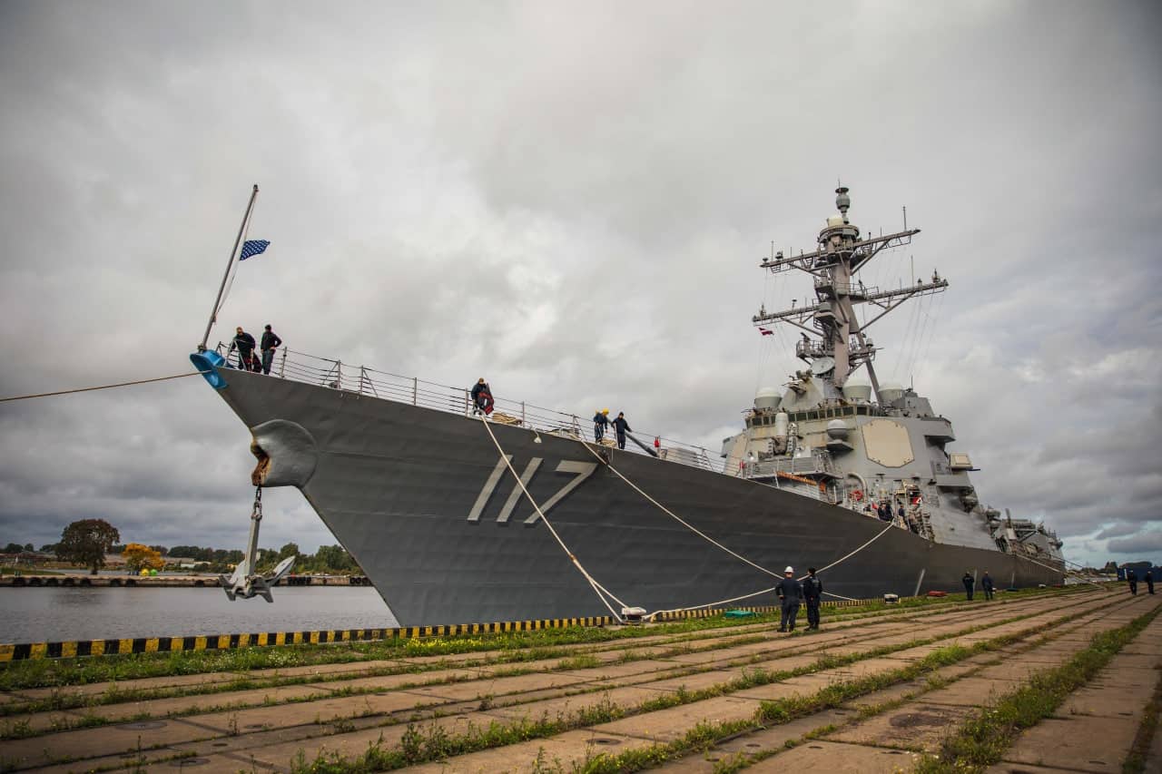 В Ригу прибыл американский ракетный эсминец USS Paul Ignatius
