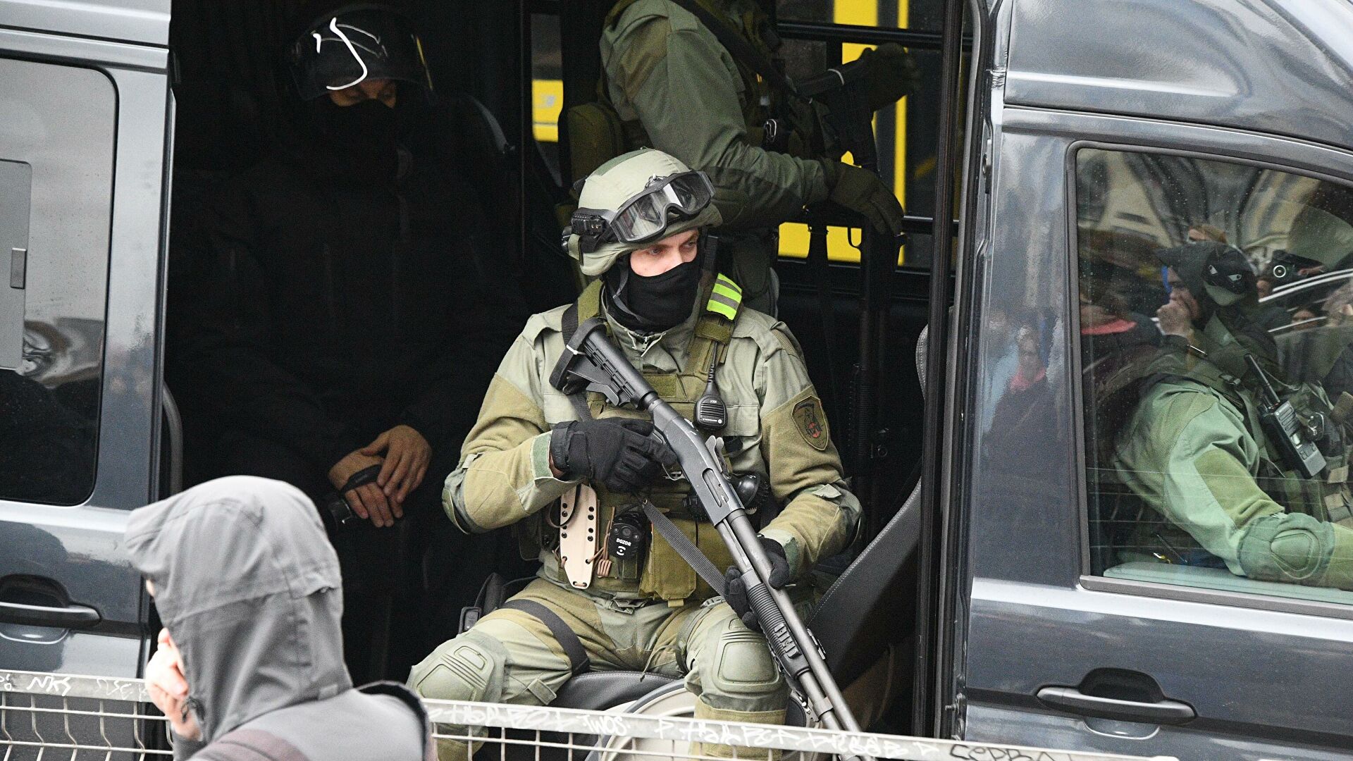 Житель Белоруссии хотел обокрасть бусик, но в нем оказался ОМОН