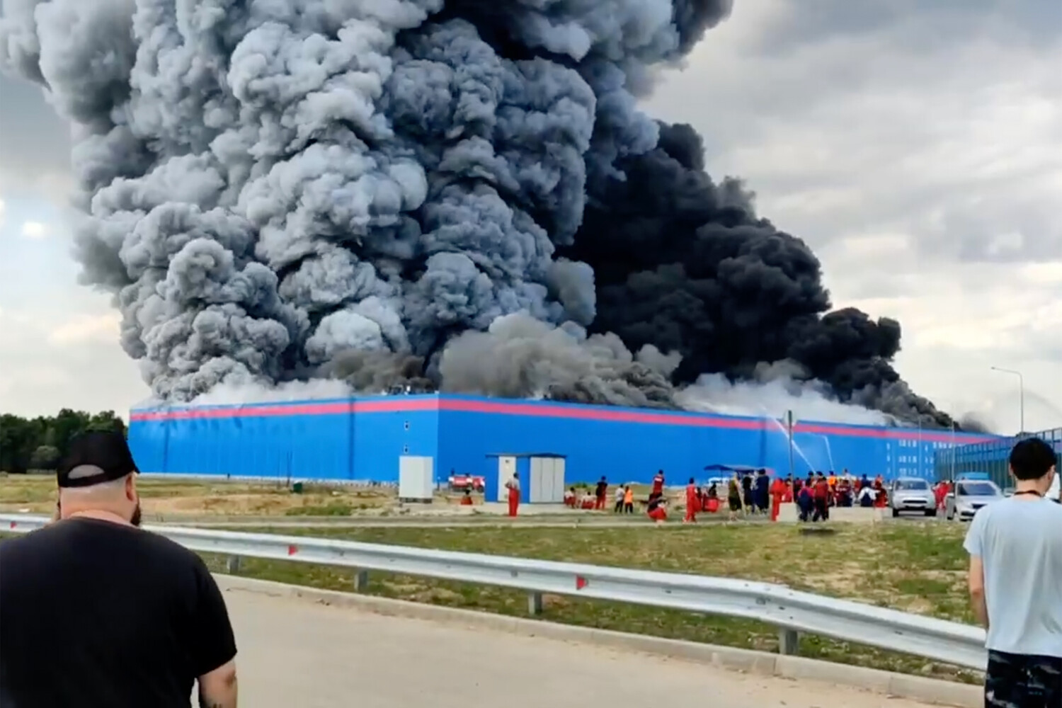 Огонь распространился на 50 тысяч кв. метров. Под Москвой горит склад Ozon